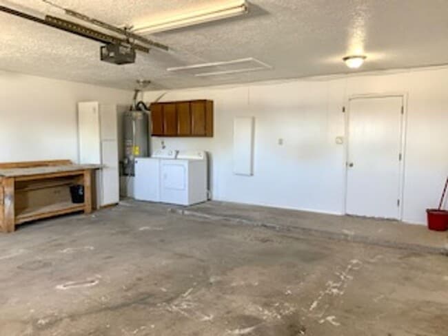 Building Photo - Beautiful  3 bedroom, 2 bath home with 2 c...