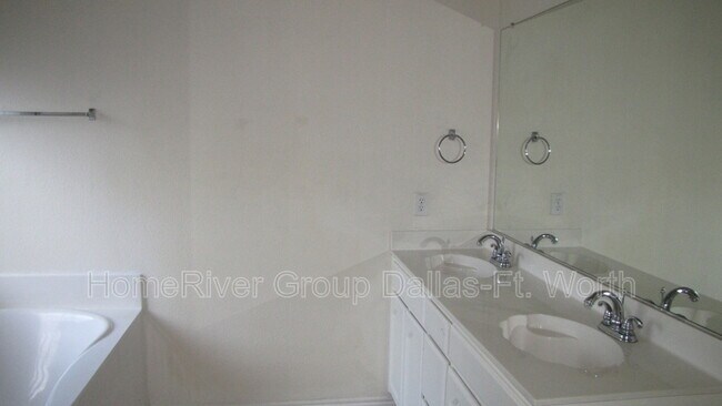 Building Photo - 6353 Ferncreek Ln