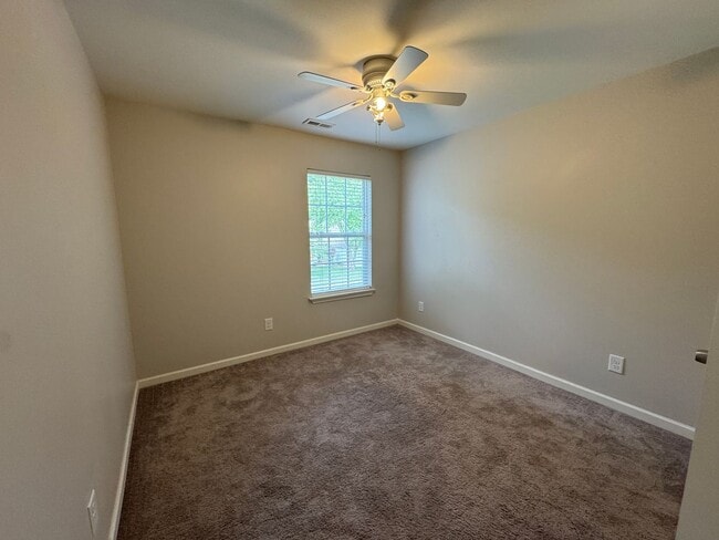 Building Photo - Move-in Ready! **Move-in Special** $250 of...