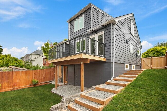 Building Photo - Gorgeous Remodeled West Seattle Craftsman w/ Air Conditioning