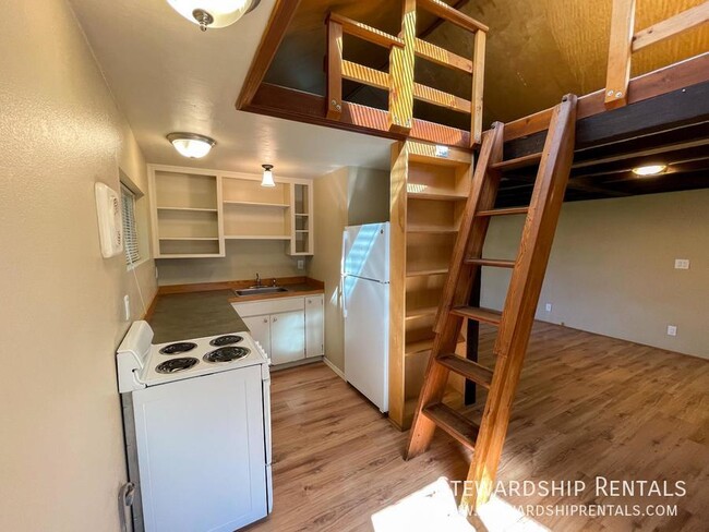 Building Photo - Unique studio in great neighborhood!