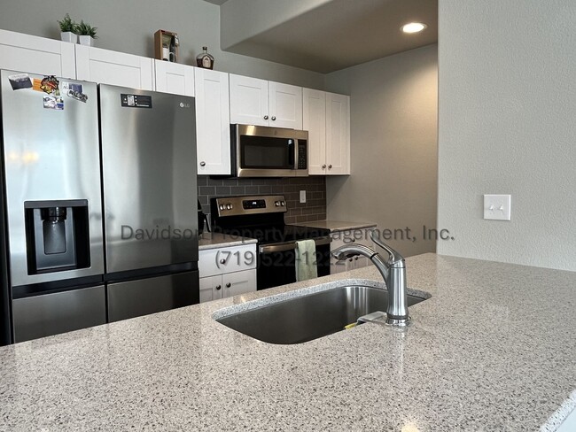 Building Photo - Stunning Townhouse Located in Northeast Co...