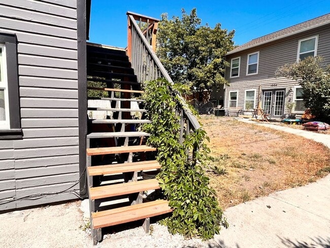 Building Photo - One Bedroom Apartment Home! Pet Friendly