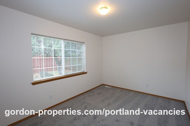 Building Photo - SE Knapp Circle - 3 bedroom duplex with attached single car garage