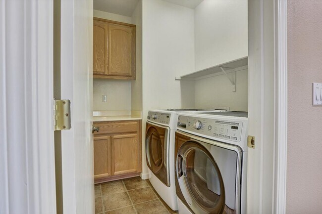 Building Photo - 683 Courtyards Loop