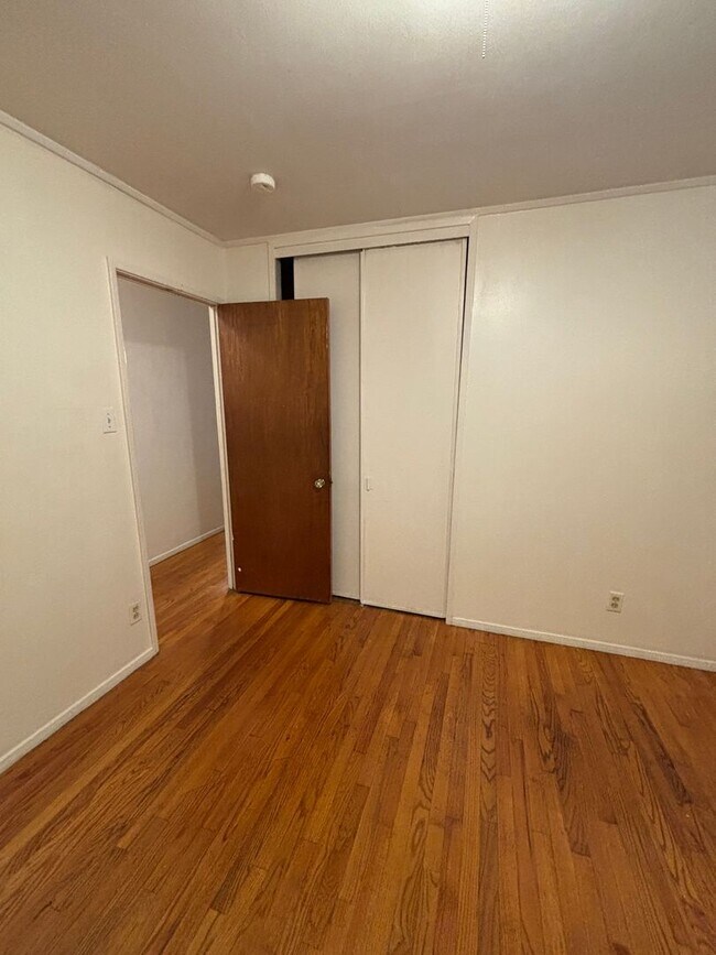 Building Photo - 4108 S Park Dr