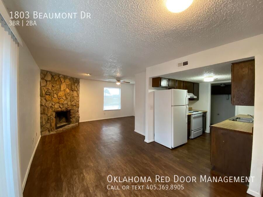 Building Photo - 1803 Beaumont Dr
