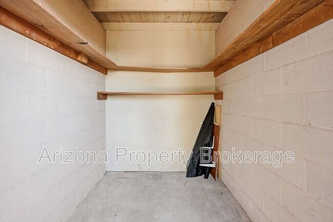 Building Photo - 450 W 6th St