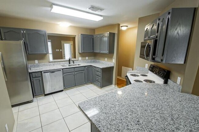 Building Photo - Newly Renovated 3 BR/2 Bath home on Suncrest Subdivision