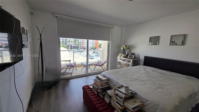 Building Photo - 1301 NE Miami Gardens Dr