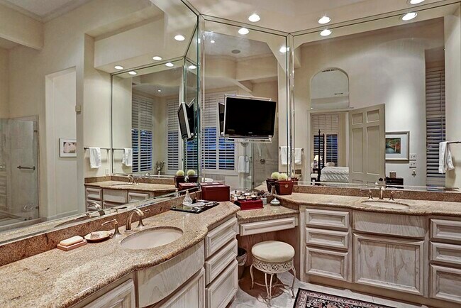 Building Photo - 11101 S Country Squire