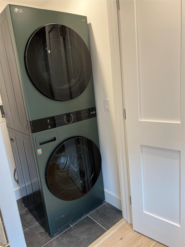 Building Photo - 237 6th St