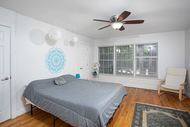 Building Photo - Contemporary 3-Bedroom 2-Bath Townhome in Chapel Hill Close to UNC and Hospital!
