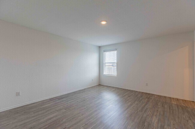 Building Photo - 6562 Runaway Row