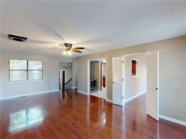 Building Photo - 1275 N Gregg Ave