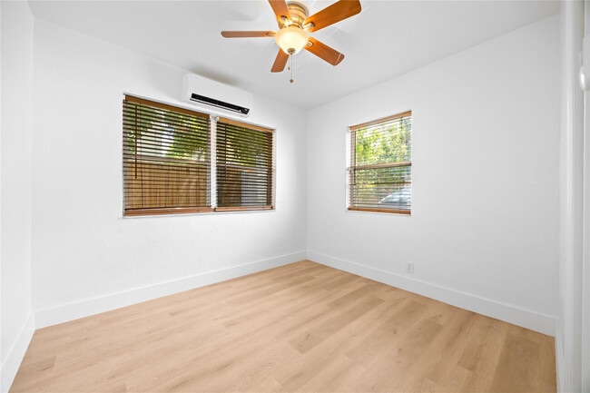 Building Photo - 412 SE 16th St