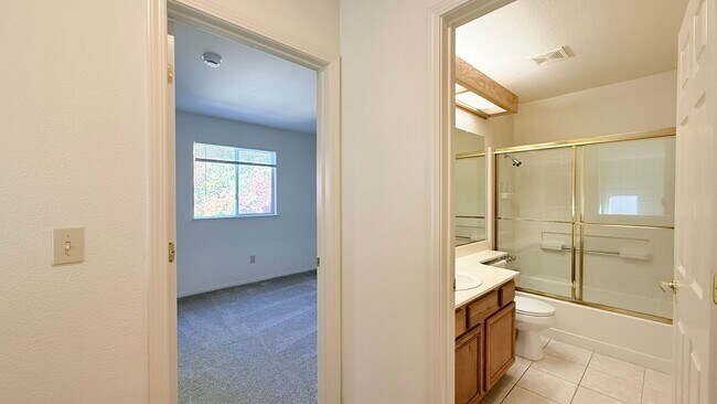 Building Photo - 1126 Vista Pointe Cir