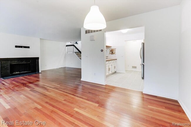 Building Photo - 1631 S Hill Blvd