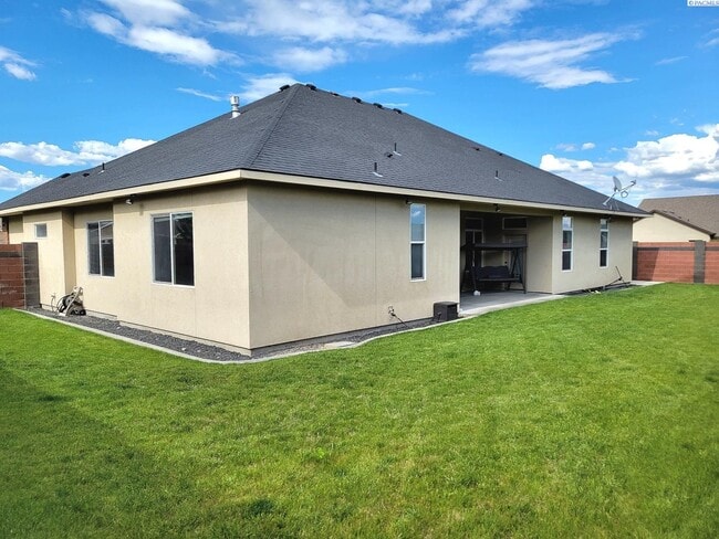 Building Photo - Large South Richland 4 Bed/3 Bath Home