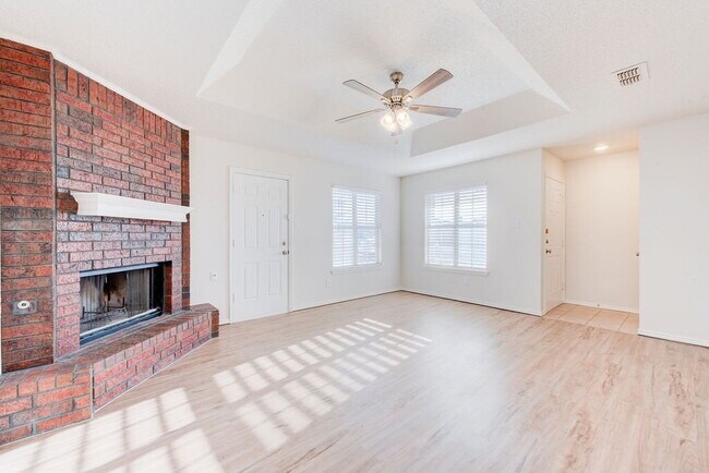 Building Photo - Updated 3/2/1 in Shadow Hills!