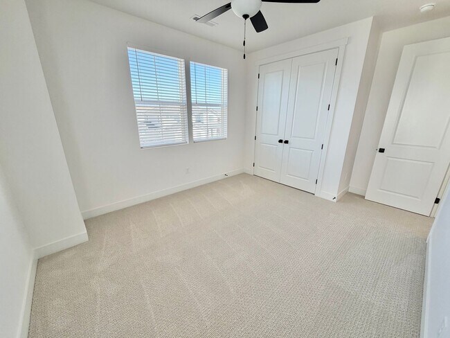 Building Photo - Desert Color 4 Bed Home!