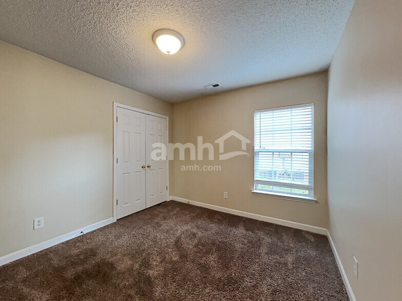 Building Photo - 2208 Thorn Crest Dr