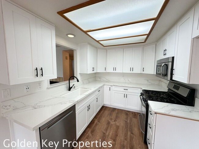 Building Photo - Remodeled Two-Bedroom Townhome in Encinita...