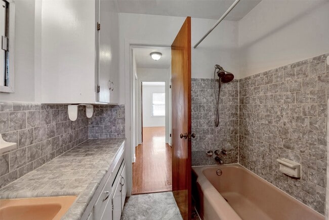 Building Photo - 10402 Hollyglen Dr