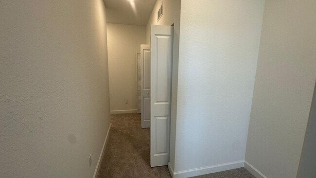 Building Photo - 553 Rivergrass St