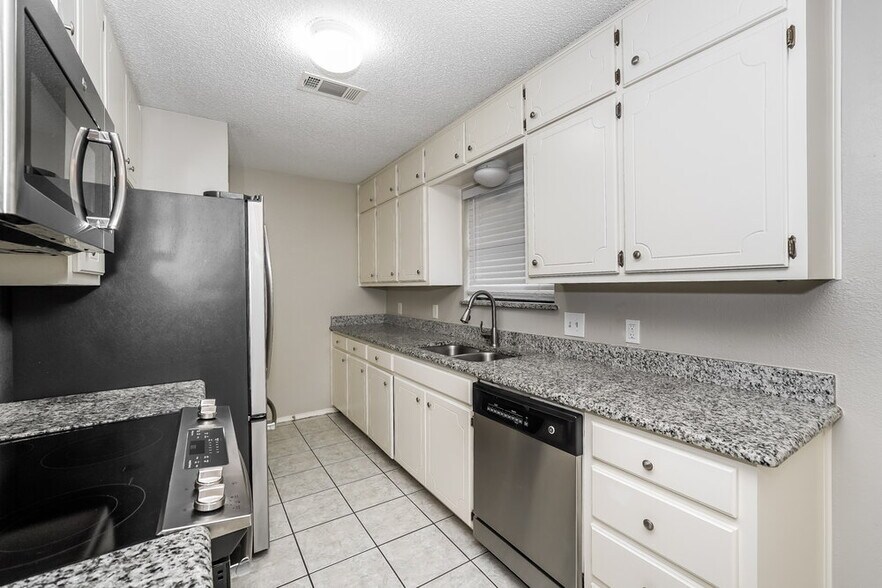 Building Photo - 709 Daniels Dr