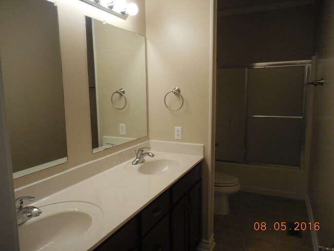 Building Photo - Lage 3 Bedroom  2 1/2 Bath Pet Friendly Home For Rent