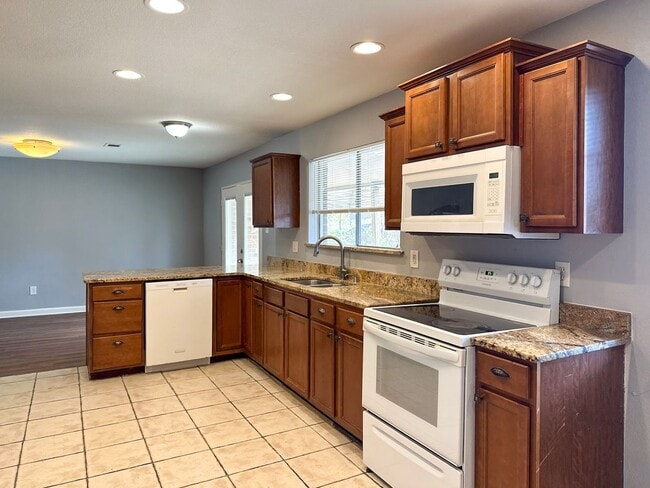 Building Photo - 3 Bedroom / 2 Bath