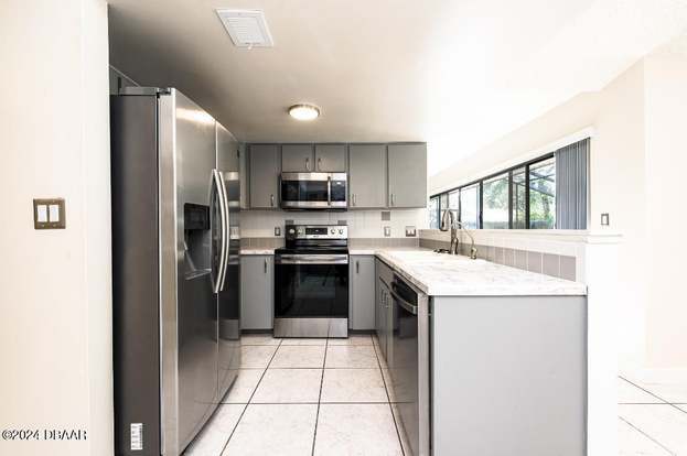Building Photo - 4 Baywood Dr