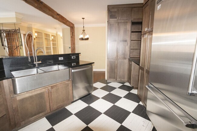 Building Photo - Upscale Luxury Downtown Apartment