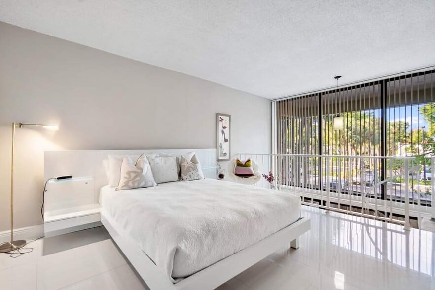 Building Photo - 1830 Embassy Dr