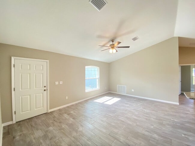 Building Photo - Custom Home - Desirable SE Ocala neighborhood 3/2/2 ** Wont Last**