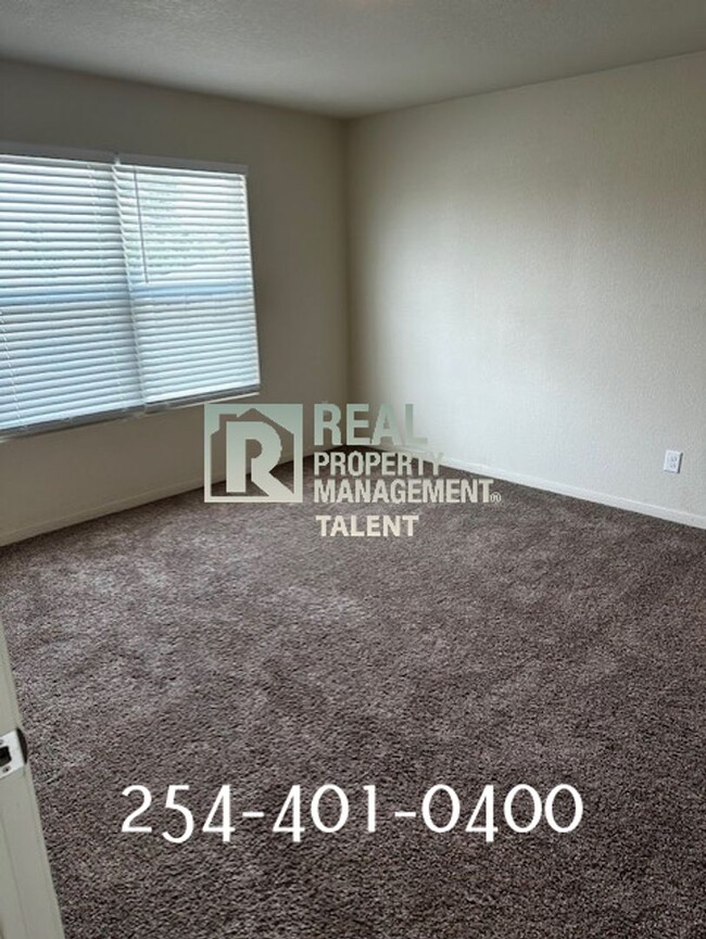 Building Photo - Charming 3-Bedroom, 2.5-Bathroom Duplex in...