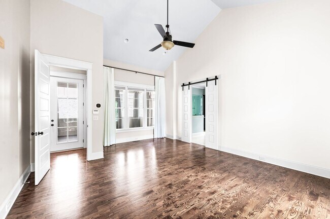 Building Photo - 1735 Hillmont Dr