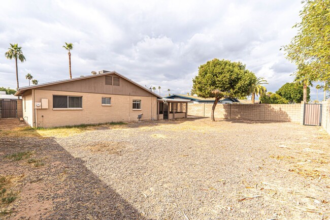 Building Photo - Great Property with a HUGE backyard in Tempe!