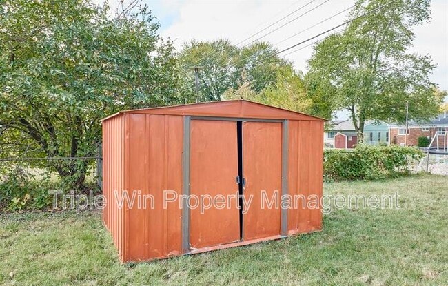 Building Photo - 2325 Golfway St