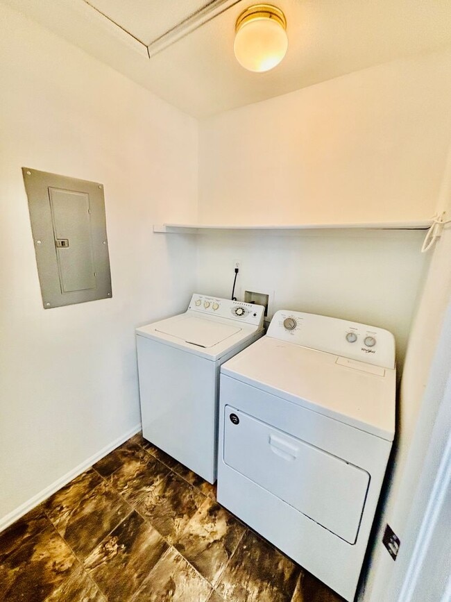 Building Photo - Upper 2 bed, 2 bath Condo on Leland for rent!