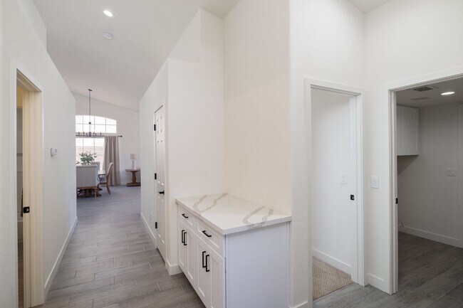 Building Photo - Beautiful updated 4 bedroom plus, 2 bath home in Chandler