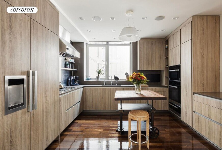 Building Photo - 224 W 18th St