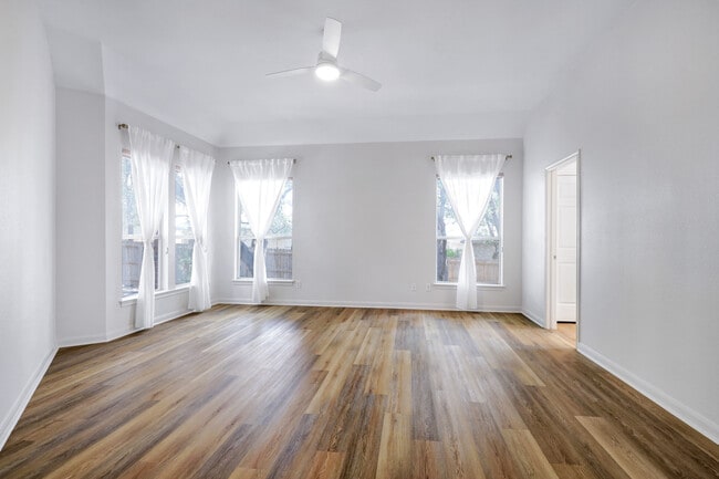 Building Photo - 26 Silverhorn Dr