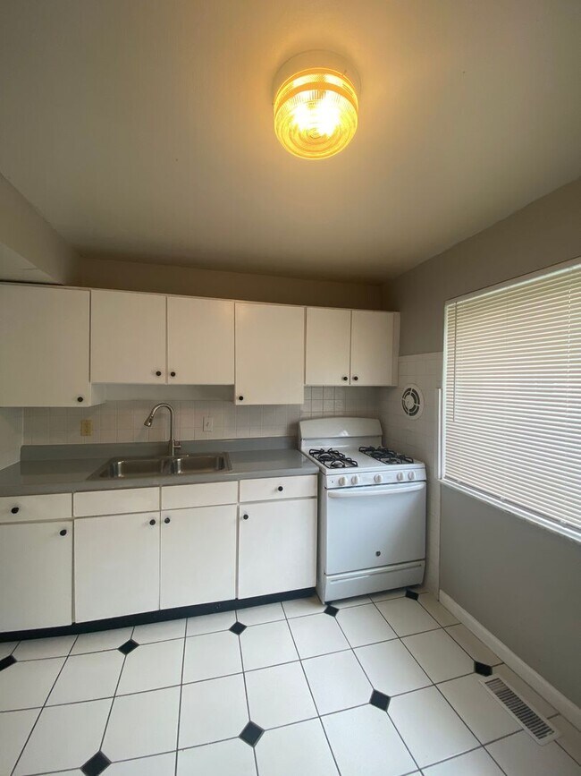 Building Photo - Updated 2 Bed 1 Bath in Florissant