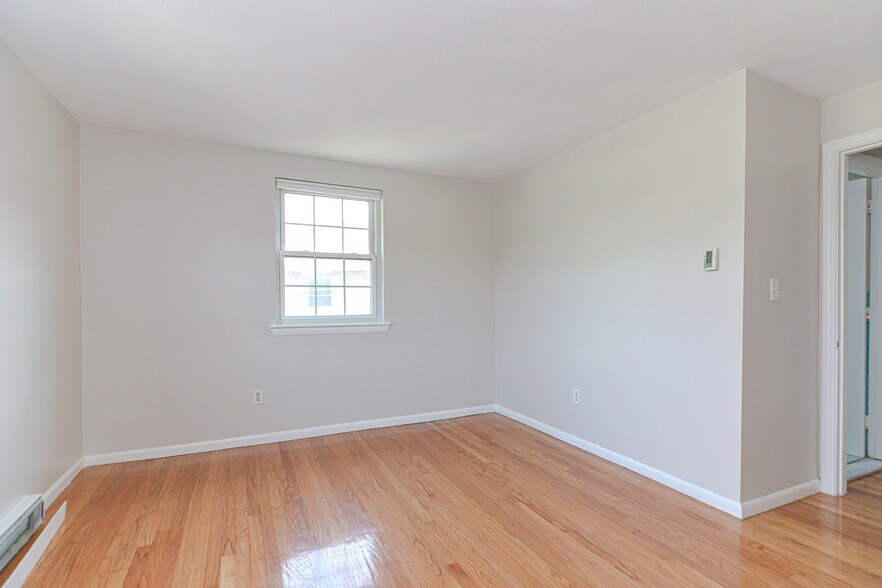 Building Photo - 4 Colonial Village Dr