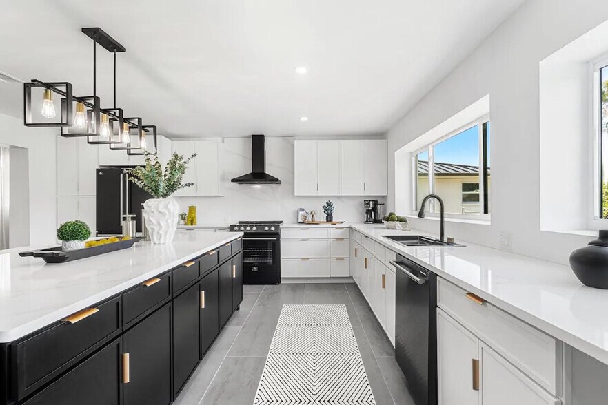 Building Photo - 650 69th Ave S