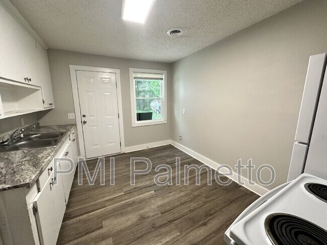 Building Photo - 520 Jasper St