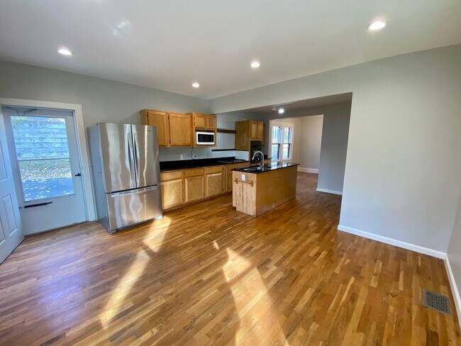 Building Photo - 40 Larchmont Rd