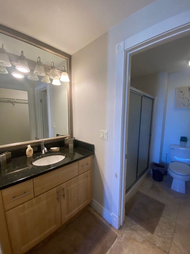 Building Photo - Amazing 2 bedroom furnished condo 1 block ...